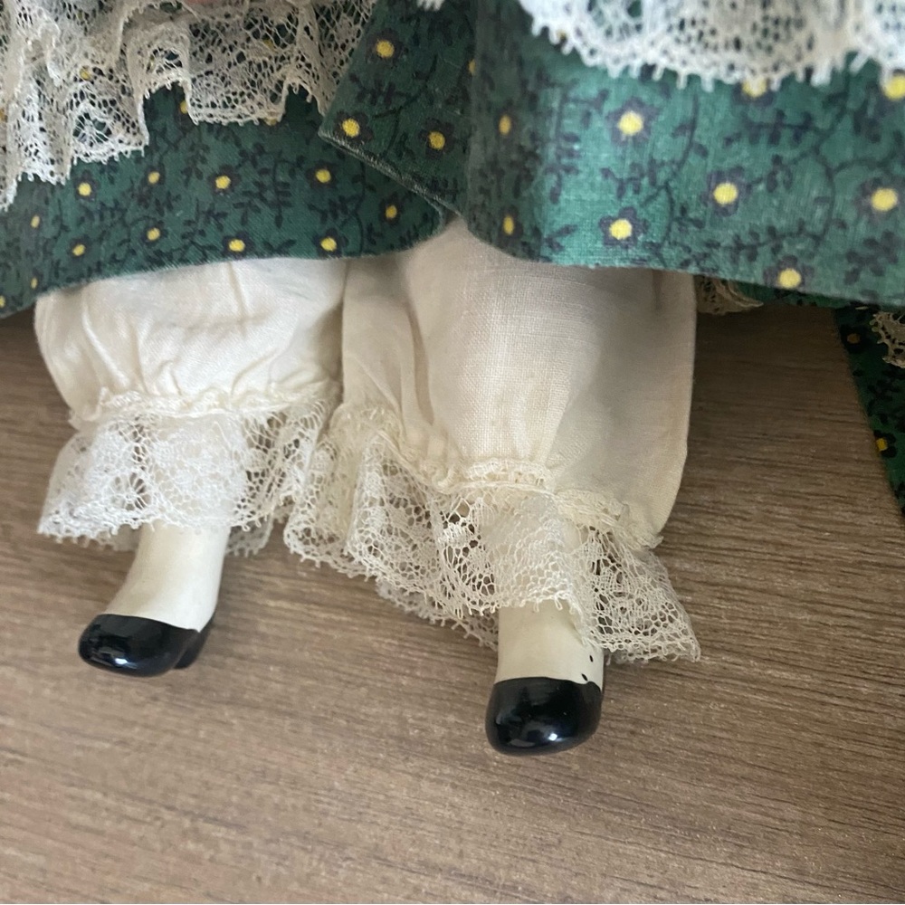3 Vintage Porcelain Dolls in Green Dresses - Picture 8 of 14